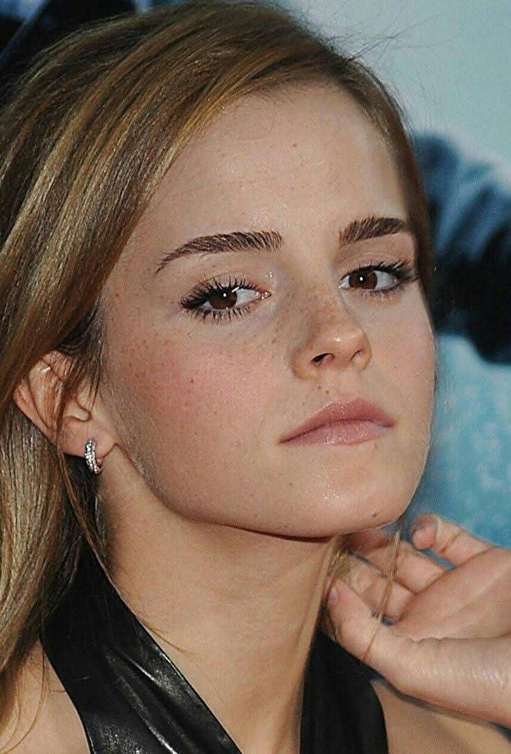 v8u84EMh Emma Watson 06.jpg